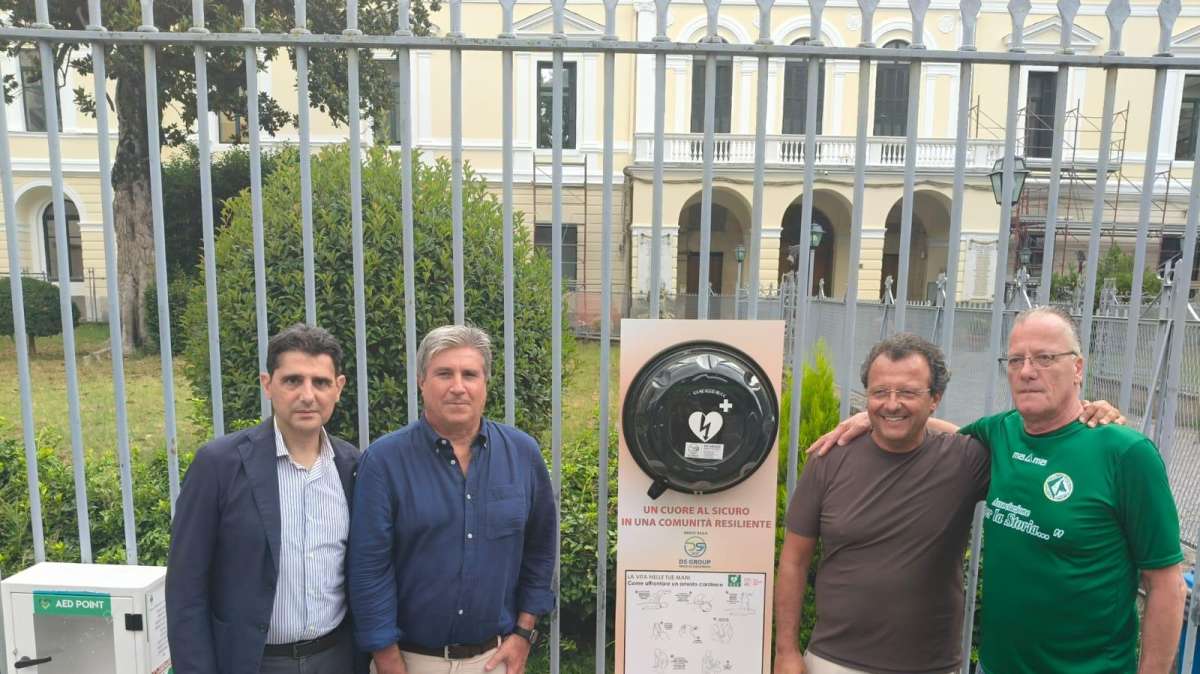 L'associazione dona un defibrillatore alla città