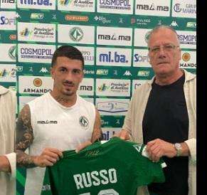 Calcio e solidarietà: le maglie di Simic e Russo donate all'associazione